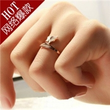 18k玫瑰金彩金钛钢女式可爱九尾狐仙狐狸戒指指环小指尾戒