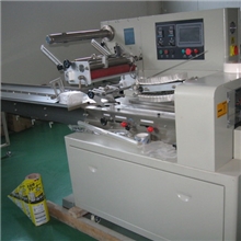 枕式糕点包装机，雪饼包装机，枕式机，枕包机，玩具枕式包装机