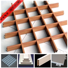 广州天花厂家1、铝格栅天花2、条扣天花3、铝挂片天花