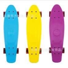 厂家供应鱼型板小鱼板复古彩色滑板专业公路刷街板