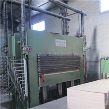 春亮木业生产供应:水曲柳饰面板