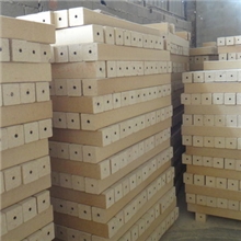 厂家定做各种规格带孔刨花板块托盘底脚木屑脚墩常年热销中