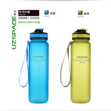 优之进口塑料运动户外旅行杯炫彩塑料便携刻度水壶密封水杯