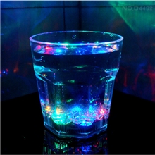 XY022B水感应发光啤酒杯倒水就亮新奇特创意礼品七彩闪光杯