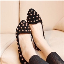 包邮2013春季新品铆钉单鞋韩版尖头平底鞋英伦铆钉刺猬潮女鞋子