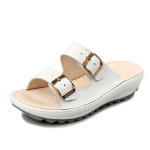 2013夏季韩版新款真皮厚底摇摇鞋舒适休闲坡跟松糕女凉拖鞋子