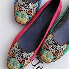 广州女鞋明星最火的刺绣老虎头羊绒多彩平底鞋