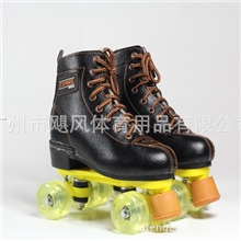 供应溜冰场专用黑色压花双排PU轮溜冰鞋