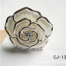 供应珍珠白底银边牡丹花型塑料配件