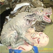 生产供应万圣节饰品鬼节用品抱尸狼狗万圣节摆设品厂家