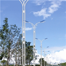 LED路灯100W配10米双挑路灯杆，CE和RoHS认证，质保两年