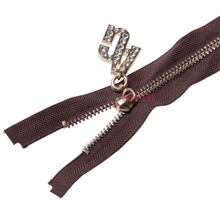 热销供应浅金条装拉链搭配镶钻拉链头13年最好看的羽绒服拉链头