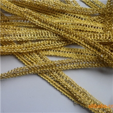 用金银包心线和金(银)丝织成的花边,也可织成别的花形.