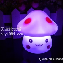 七彩蘑菇小人灯七彩灯七彩蘑菇灯发光玩具批发地摊货源