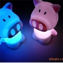 新款七彩灯，七彩发财猪(发财猪)小夜灯地摊货源批发