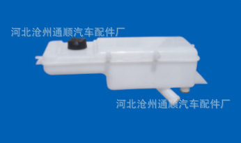 东风天锦塑料水箱。副水箱