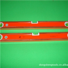 三面精铣的水平尺。底部可以带磁的水平尺，底部带V型槽的水平尺