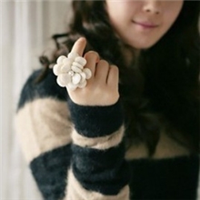 奶油花瓣大大山茶花可调节弹力戒指厂家直销厂家