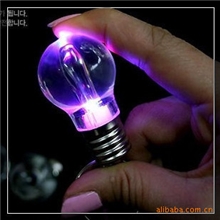 厂家供应炫彩灯泡钥匙扣七彩变色钥匙扣散装