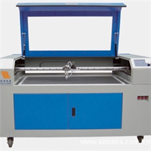 供应山东竹木制品雕刻花丨竹木吊牌雕刻丨竹木纸盒雕刻激光雕刻机