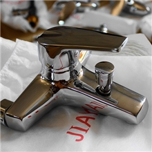 厦门秋雨卫浴QIUYU浴缸水龙头三联淋浴卫生间水龙头