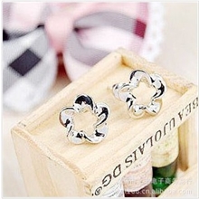 E033韩国饰品韩版热卖章子怡同款可爱光面绽梅耳钉耳环耳饰