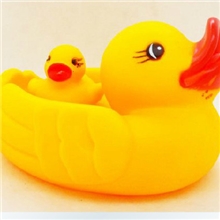 婴儿戏水玩具洗澡玩具游泳戏水鸭捏发声2个小鸭子义乌玩具批发