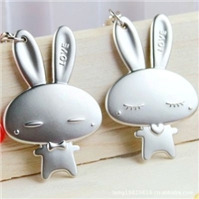 地摊批发供应金属钥匙扣浪漫生日礼物情侣兔子挂件情侣钥匙扣