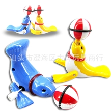 发条玩具热销上链海豚玩具益智玩具360度旋转行走杂技顶球海豚