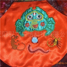 批发刺绣五毒肚兜螃蟹福字图肚兜大全旅游产品