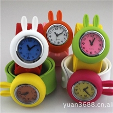 批发供应兔子卡通图案拍拍手表儿童拍拍表学生手表