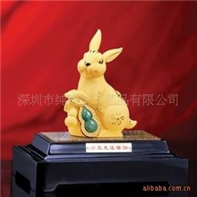 绒沙金兔年工艺品、庆典礼品、黄金生肖摆件，玉兔送福大号