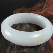 玉器分为硬玉与软玉，玉器鉴定拍卖