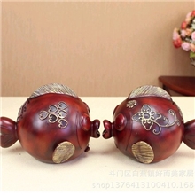 批发家居装饰工艺品爱恋情侣亲嘴鱼摆件封闭式处钱灌生日礼物