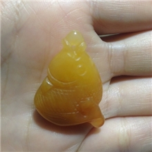 黄龙玉小鱼挂件