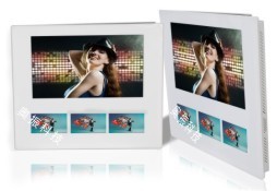 供应深圳奥振32寸四屏高清液晶壁挂单机广告机