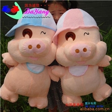 厂家批发玩偶猪40cm情侣棒球帽麦兜猪毛绒玩具公仔