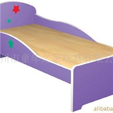 供应幼儿床折叠木床书柜塑料椅子幼儿园设备