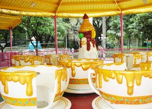 供应咖啡杯等大型游乐设备，规格齐全。