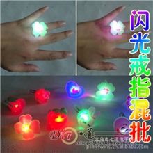软胶闪光戒指闪光指环夜光戒指地摊玩具批发G26