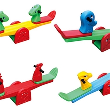 厂家直销小鲸鱼双人跷跷板双色跷跷板幼儿园玩具设备