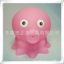 生产PVC搪胶鸭子搪胶喷水玩具浮水玩具洗澡玩具，