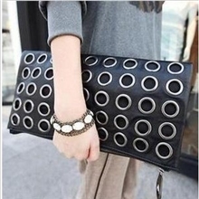 2013新款潮女金属朋克圆圈铆钉大手拿包女手抓包韩版女式手包斜跨