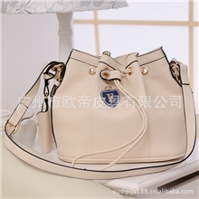 2013新款日韩风范超赞米白色抽带搭扣水桶包单肩斜挎女包包3289