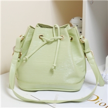 花都女包工厂批发代发新品孙俪同款牙签纹水波纹抽带水桶斜挎包