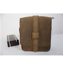 抽带搭扣单肩包浅啡色时尚新颖男款疯马牛皮厂家批发