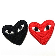 低价供应正品TS058韩国胸针黑川久保玲PLAY刺绣爱心服饰配件批发