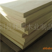不同厚度的多层板，表面光滑、防水性强、不开胶、耐用