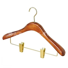 KOUNA批发供应豪华西服带夹衣架酒店衣架宽肩木衣架