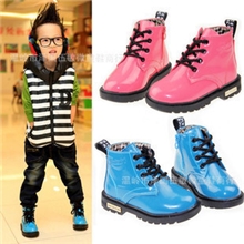 厂家直销2013冬季款韩版童鞋男童亮漆皮中帮系带皮鞋马丁靴批发